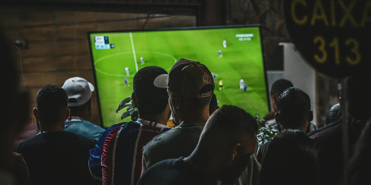 Display ads during public viewings in restaurants and bars using digital signage software