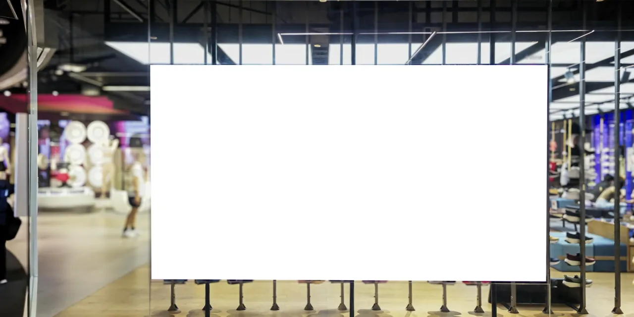 Digital Signage in Storefronts: The Comprehensive Guide to Displays, Brightness (Nits), and Sun Protection
